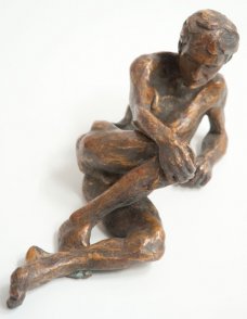 caudal view of bronze sculpture of a male nude leaning on his ellbow